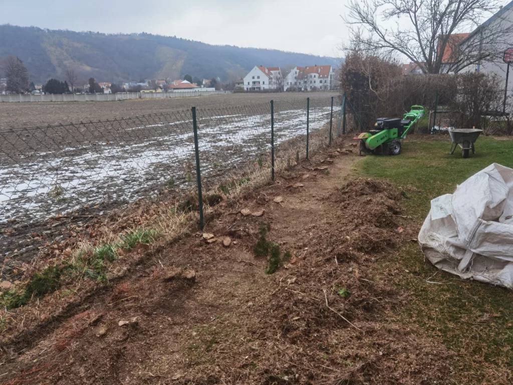 Schnelle und bodenschonende Entfernung von Baumstümpfen, Wurzelstöcken & Hecken.