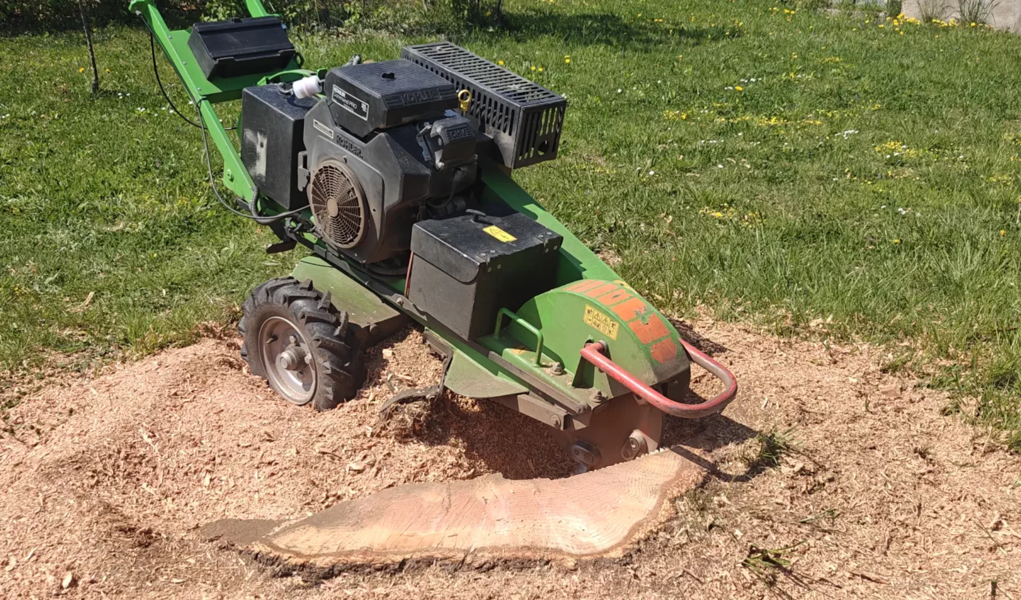 Wurzelstockfräse beim Entfernen eines Baumstumpfs in Wien